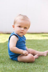 Baby sitzt im Gras, Portrait Baby sitzt im Gras, Portrait